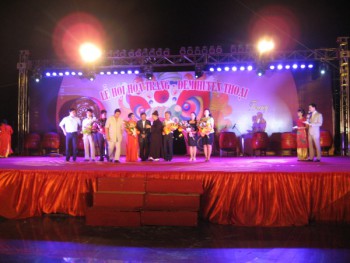 Đêm khai mạc lễ hội hóa trang trẻ em với trung thu 2011