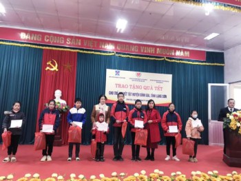 Trao tặng 50 triệu đồng quà tết cho trẻ em khuyết tật tỉnh Lạng Sơn