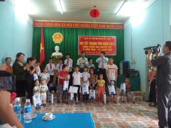 Quỹ Vì trẻ em khuyết tật thăm, tặng quà Tết Trung thu 2013 cho trẻ em khuyết tật tại phường Vĩnh Trại, TP Lạng Sơn