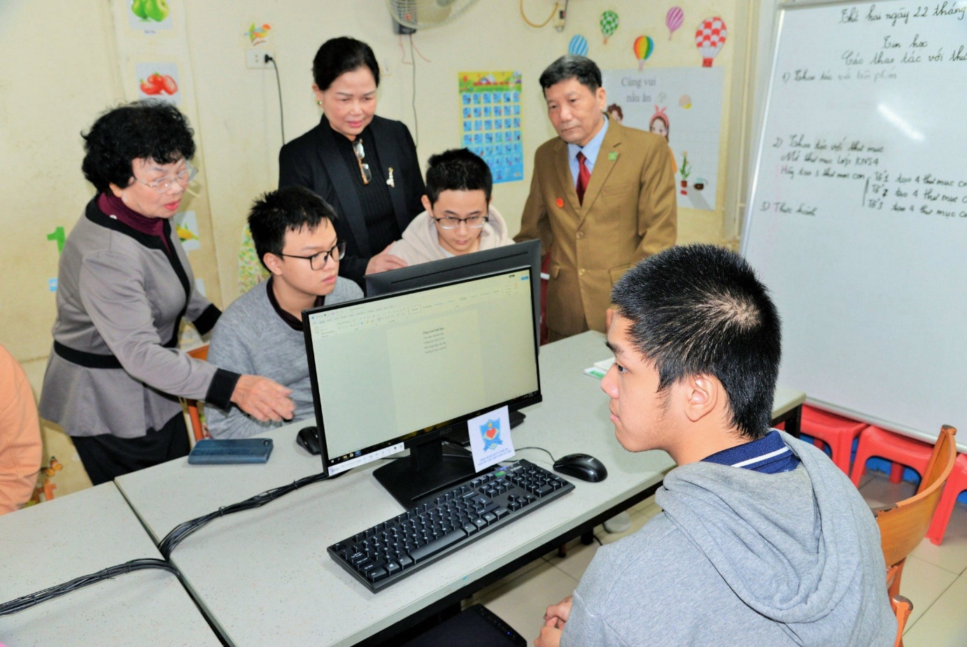 Trao tặng 03 bộ máy tính và 01 máy chạy bộ phục hồi chức năng cho trung tâm Sao Mai, TP Hà Nội