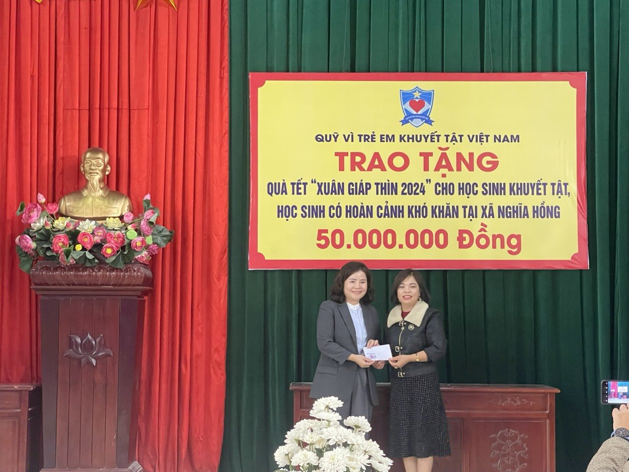 Bà Dương Thị Bích Diệp Chủ tịch HĐQL Quỹ VTEKTVN trao tài trợ cho Hội Nông dân xã Nghĩa Hồng, huyện Nghĩa Hưng, tỉnh Nam Định
