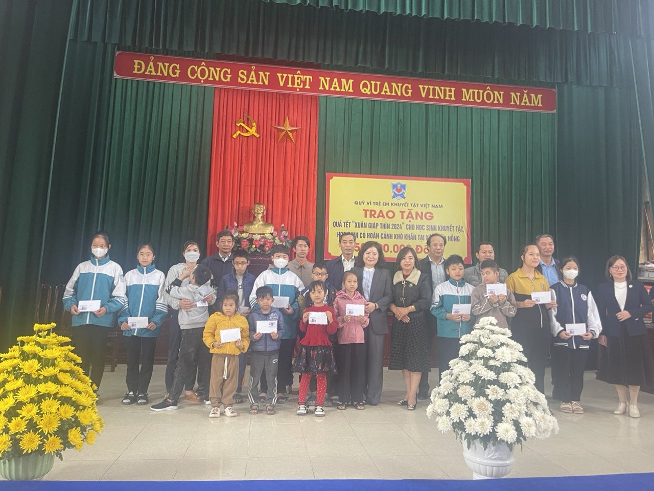 Trao tặng 50 triệu đồng cho trẻ em khuyết tật xã Nghĩa Hồng, Gia Hưng, Nam Định
