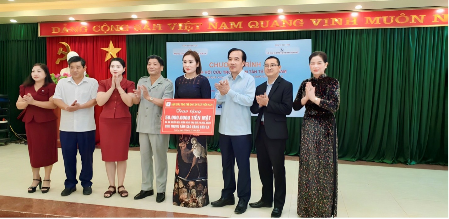 Tham gia, phối hợp trao tặng quà cho trẻ em khuyết tật tỉnh Sơn La