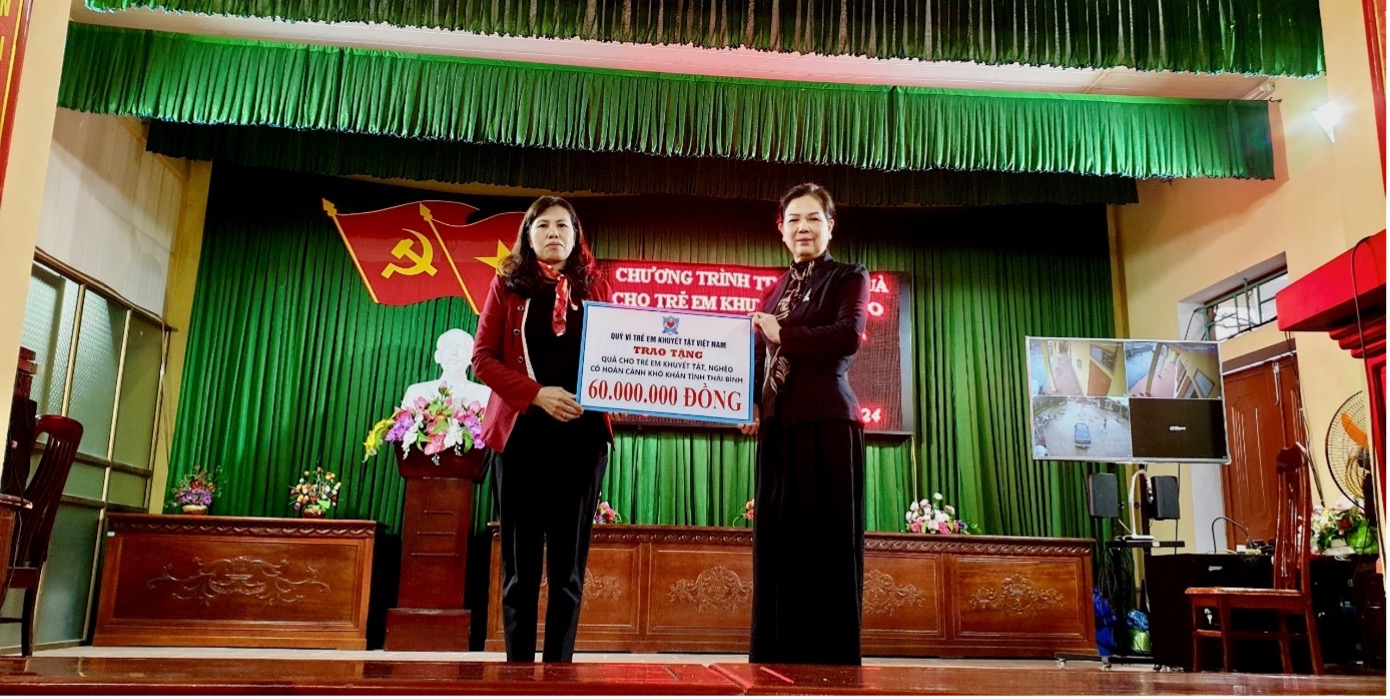 Trao tặng 60 triệu đồng cho trẻ em khuyết tật tỉnh Thái Bình
